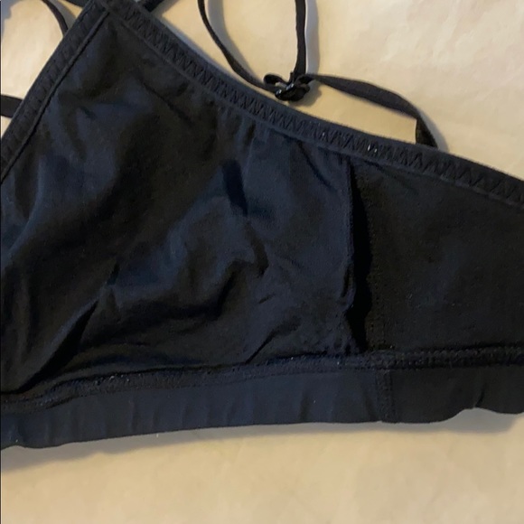 Lulu crossed back sports bra - Picture 3 of 3